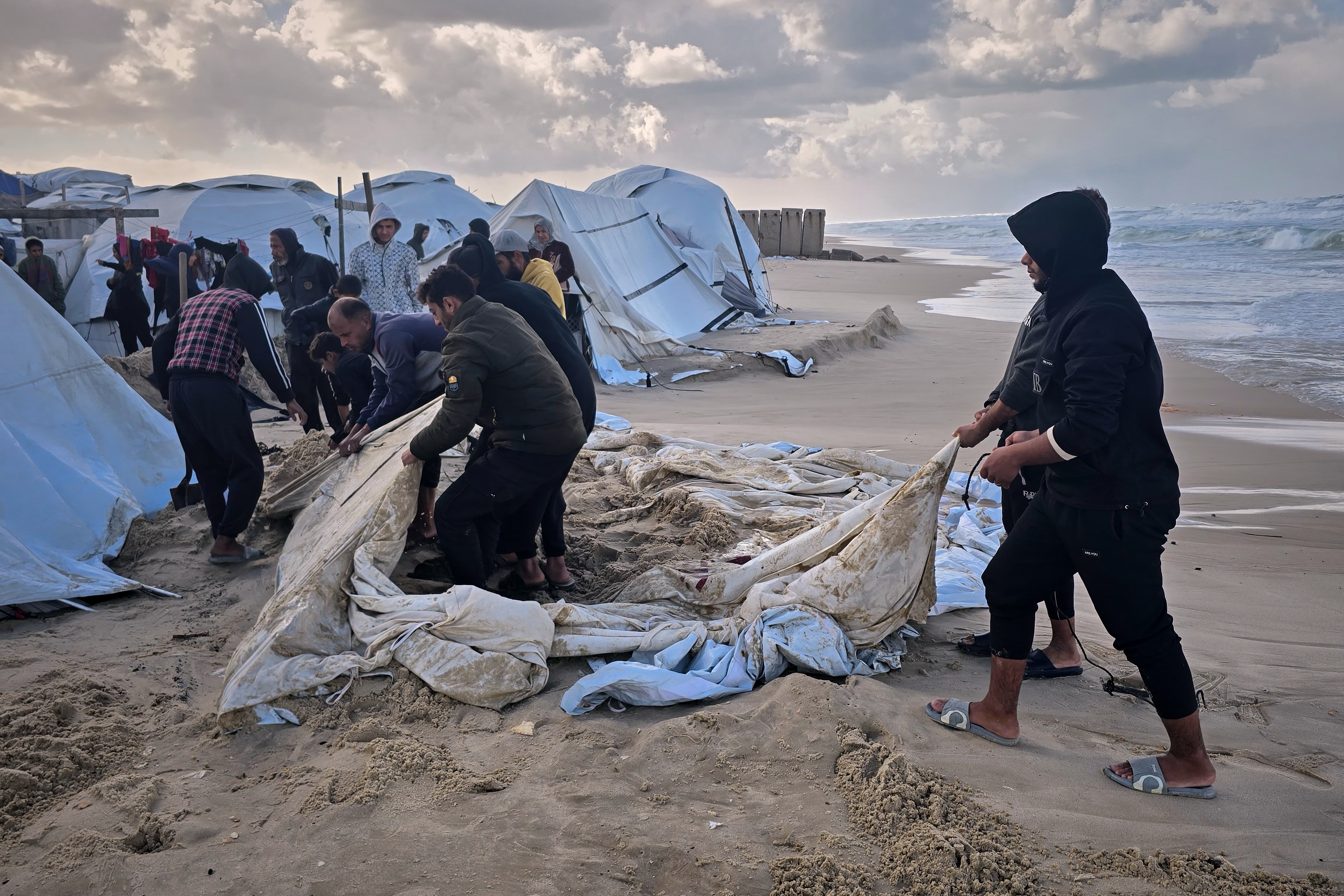 Freezing rain floods Gaza camps and leaves displaced Palestinians in ...