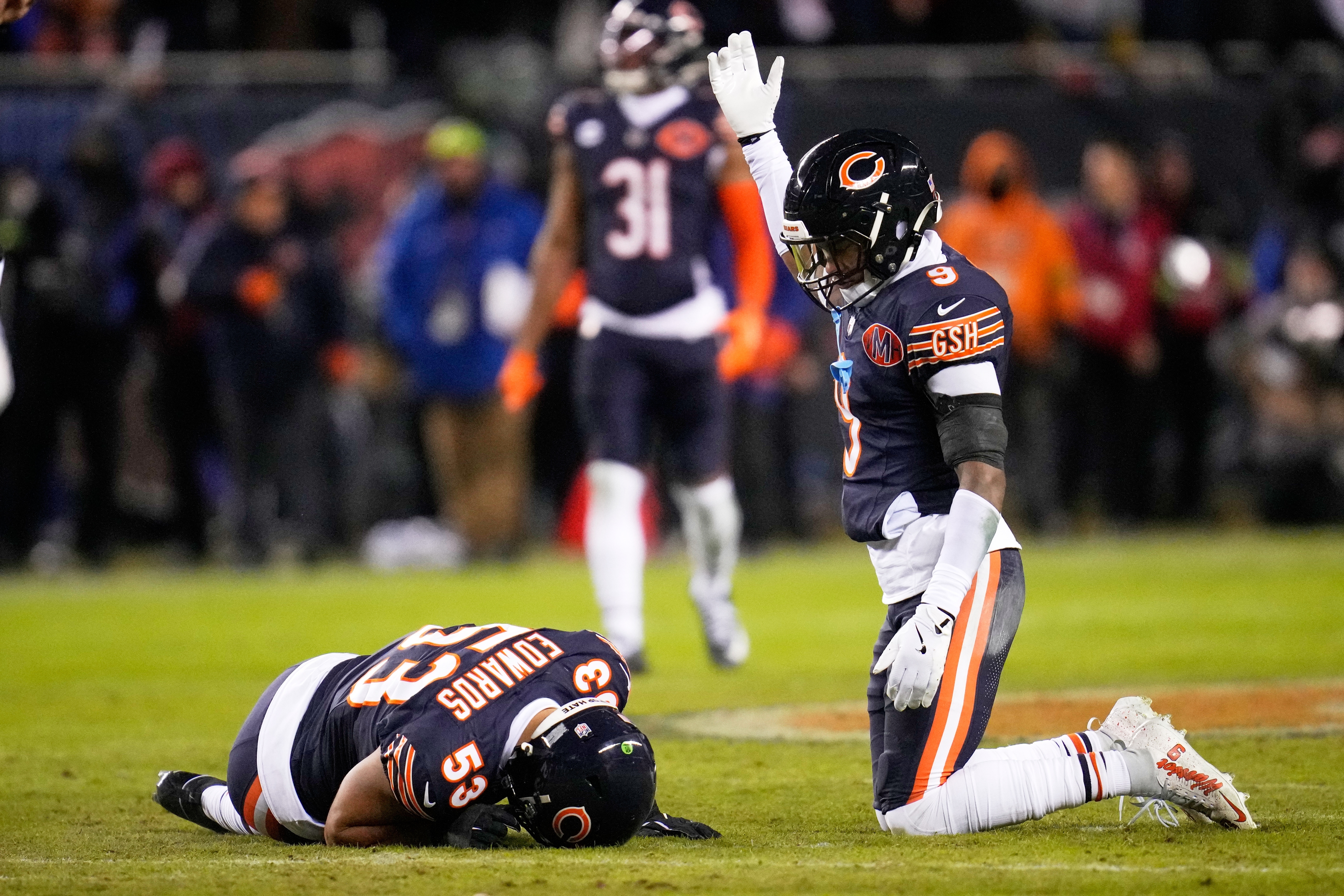 Bears linebacker T.J. Edwards carted off with left ankle injury vs. Packers