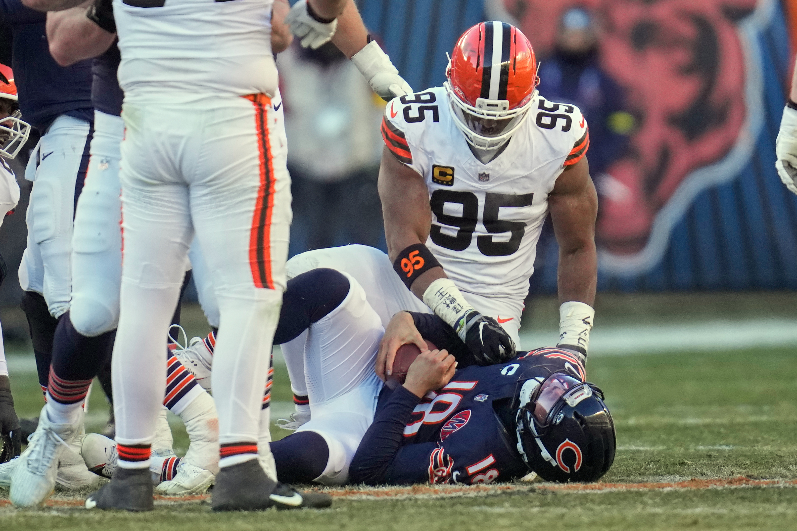 Cleveland Browns' Myles Garrett moves closer to sack record while playing  through hip issue | king5.com