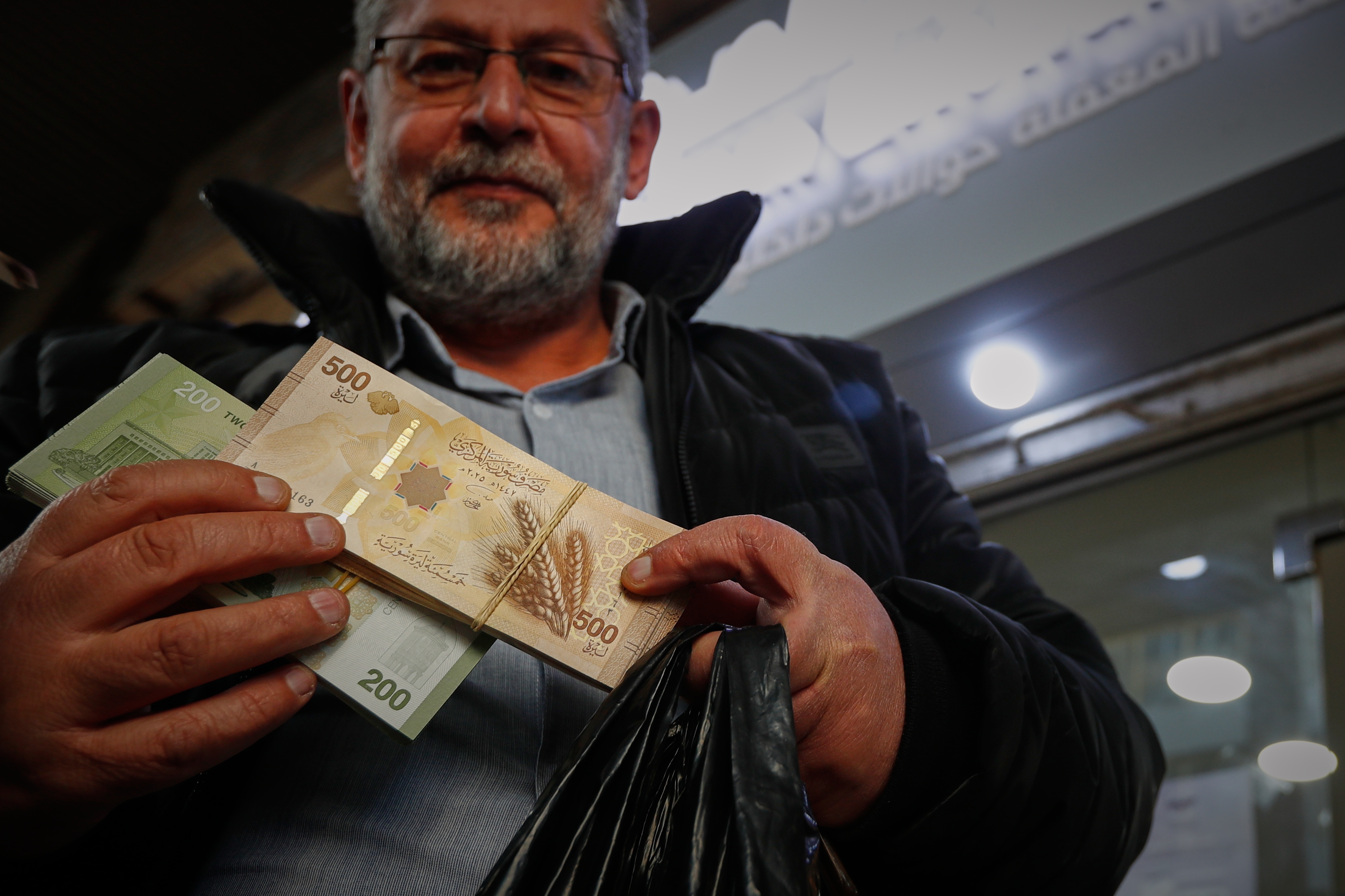 Syria begins circulating new post-Assad currency bills | wbir.com