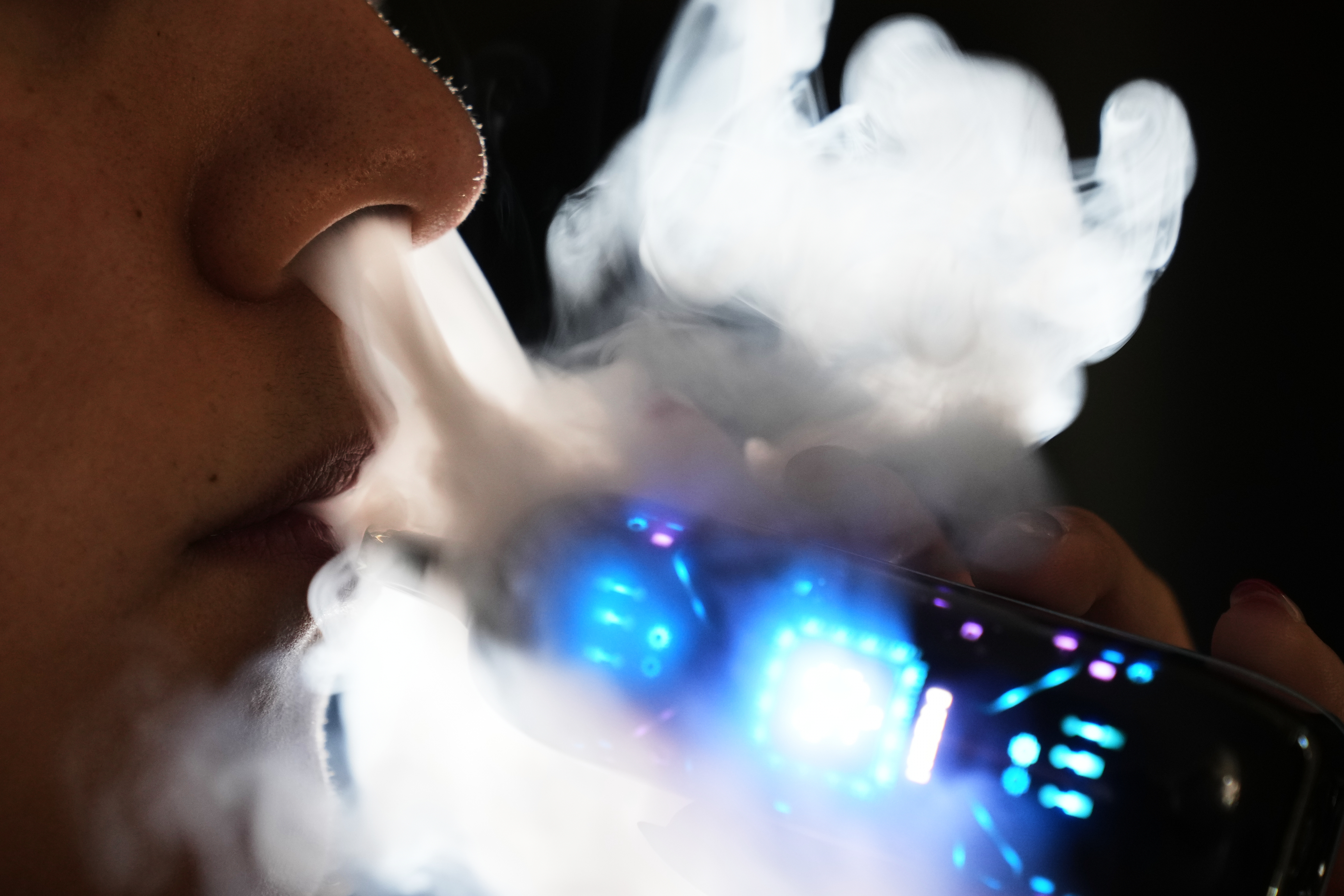 elfbar nachfüll pod läuft aus The FDA authorized the first fruit-flavored vapes for adults 21 and over  amid President Trump's previous vows to “save” vaping. The agency green-lit  electronic cigarettes from Glas in mango, blueberry and two main image 0