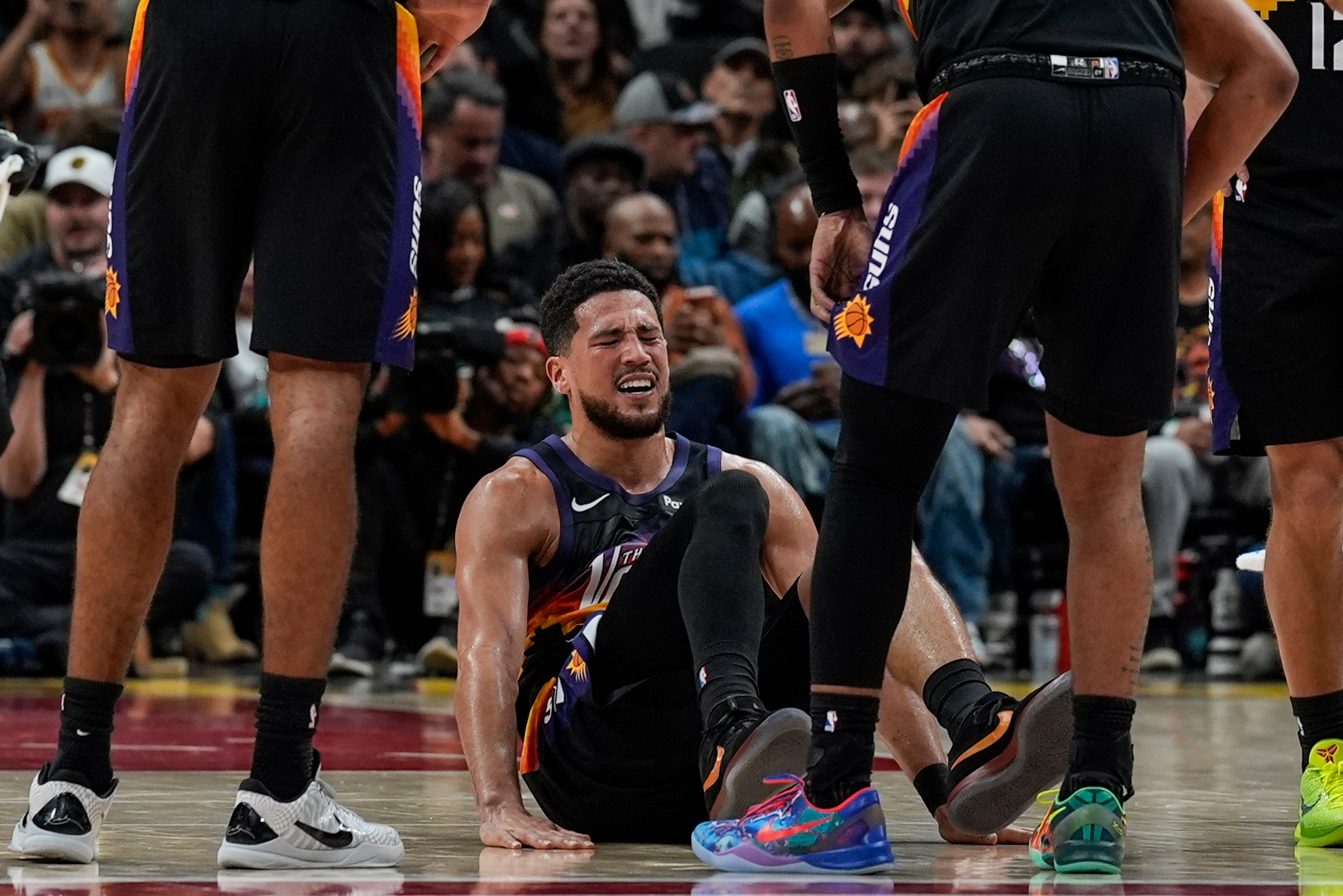 Suns' Devin Booker exits with right ankle injury vs. Hawks | kgw.com