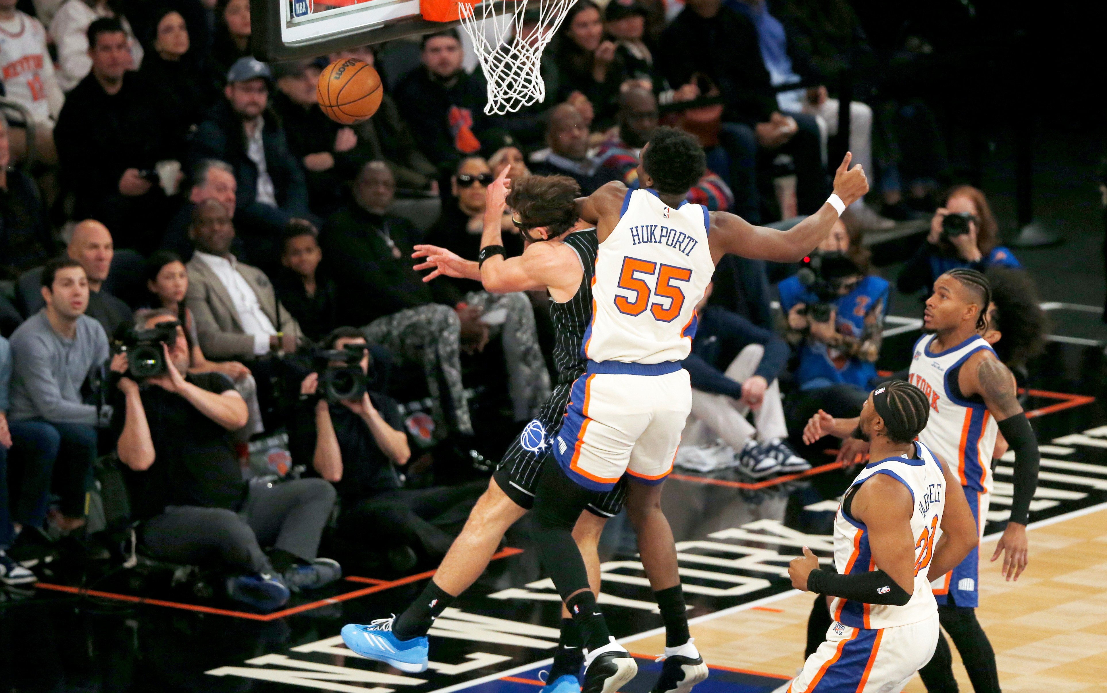 Magic diagnose Franz Wagner with high ankle sprain after awkward