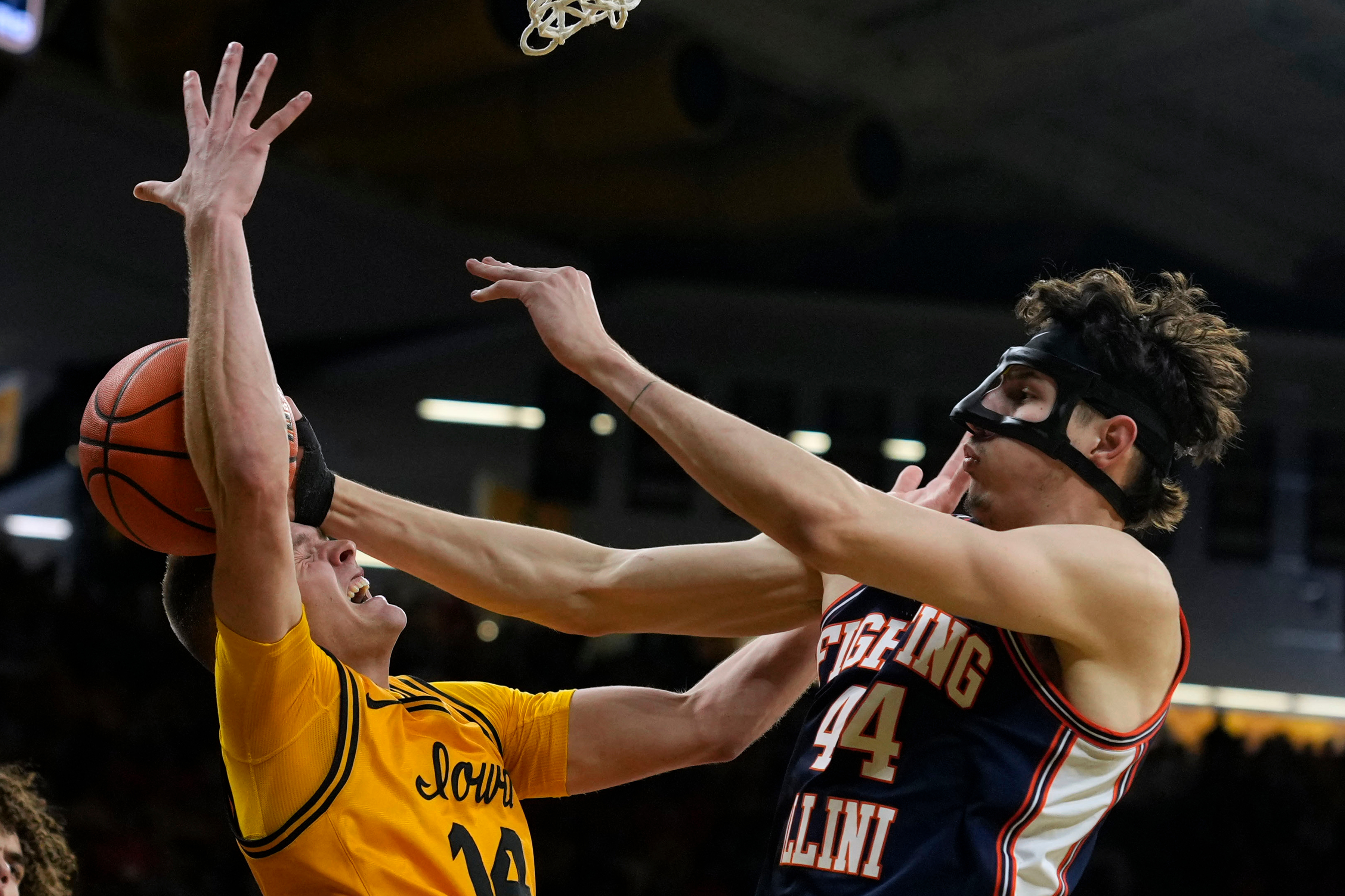 No. 16 Illinois holds off No. 19 Iowa in 75-69 victory